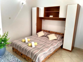 Studio im Erdgeschoss mit kleiner Terrasse